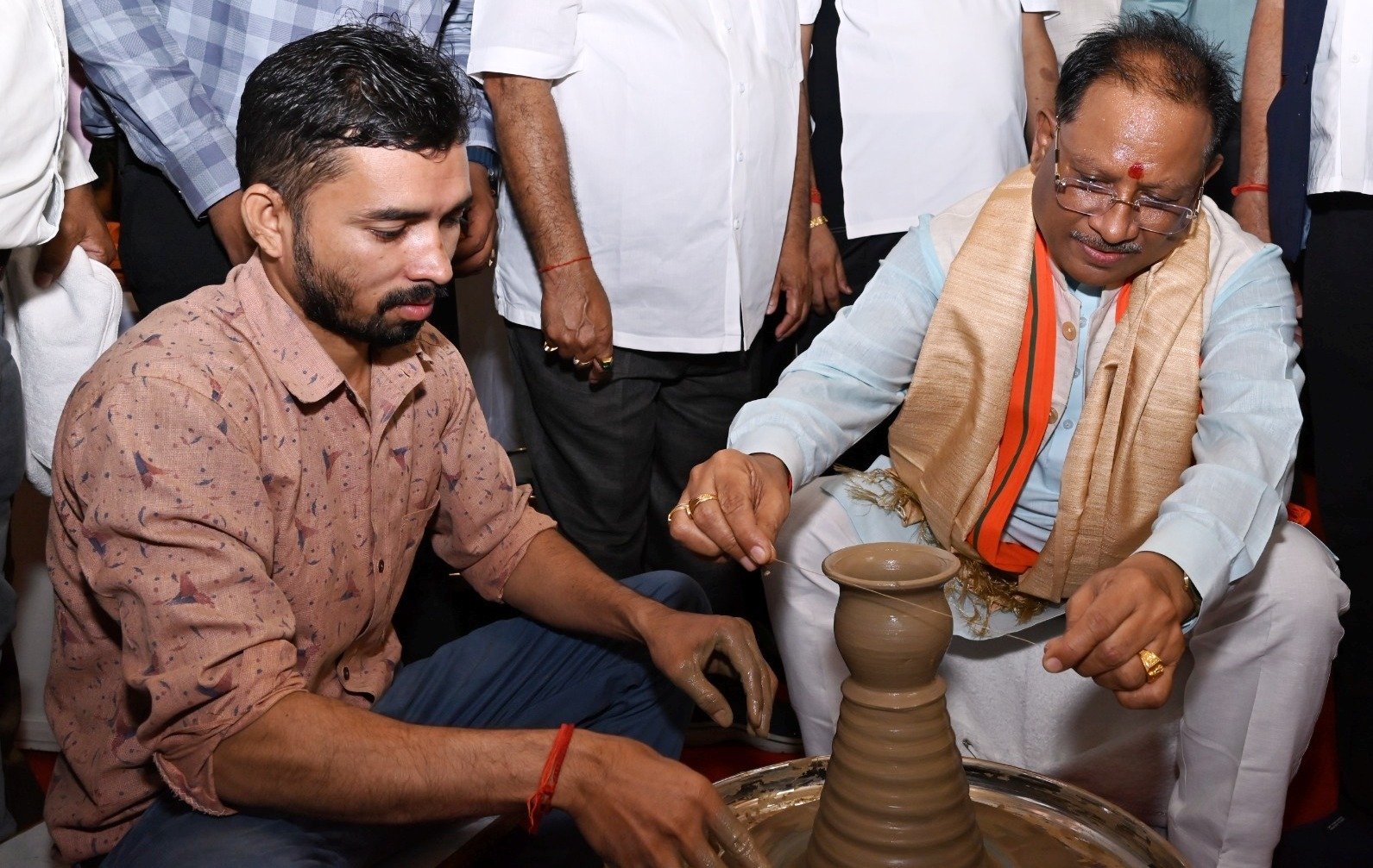 (रायपुर) मुख्यमंत्री विष्णु देव साय ने चाक पर दिखाई कलाकारी, बनाई मिट्टी की कटोरी