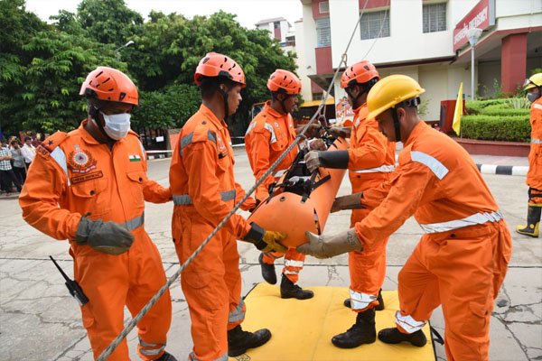 एनडीआरएफ ने बीएचयू के ट्रॉमा सेंटर में भूकंप आपदा पर मॉक अभ्यास किया