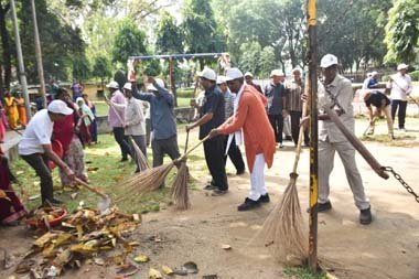 (कोरबा) निगम के विभिन्न उद्यान में विशेष साफ-सफाई का कार्य