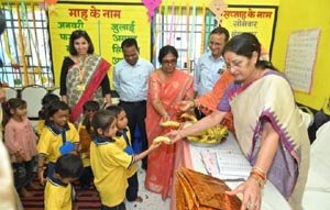 (रायपुर ) केन्द्रीय महिला एवं बाल विकास मंत्री ने जिले के निमोरा मॉडल आंगनबाड़ी केन्द्र का किया अवलोकन