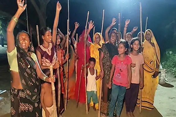 कौन है वो जो बच्चों को बना रहा निशाना? खौफ इतना कि लाठी-डंडे लेकर खुद रातभर पहरा दे रहीं महिलाएं