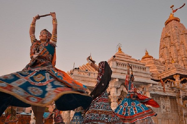 गुजरात के अंबाजी मंदिर प्रबंधन का नया फैसला, अलग-अलग गरबा करेंगे महिला और पुरुष