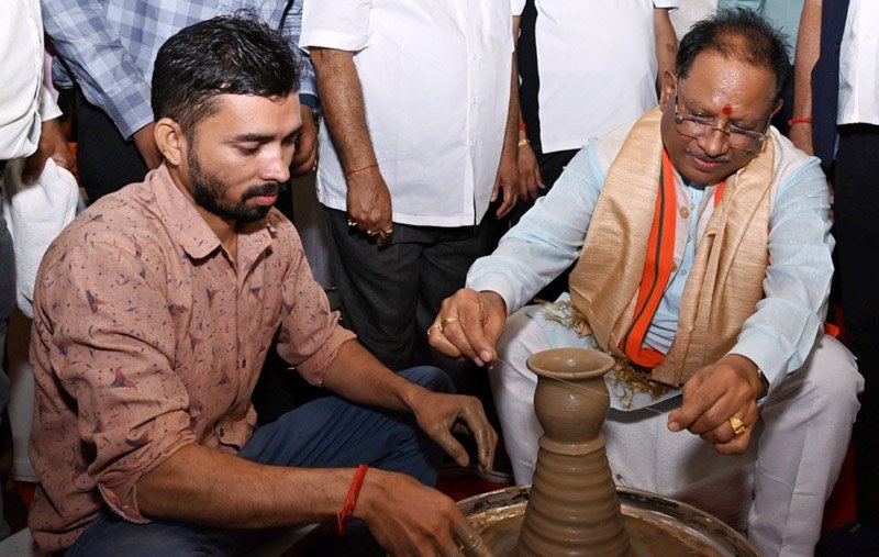 (रायपुर) मुख्यमंत्री साय ने चाक पर दिखाई कलाकारी, बनाई मिट्टी की कटोरी