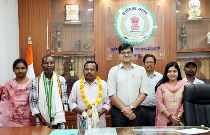 (बीजापुर) सेवानिवृत्त कर्मचारी को कलेक्टर संबित मिश्रा ने दी शुभकामनाएं
