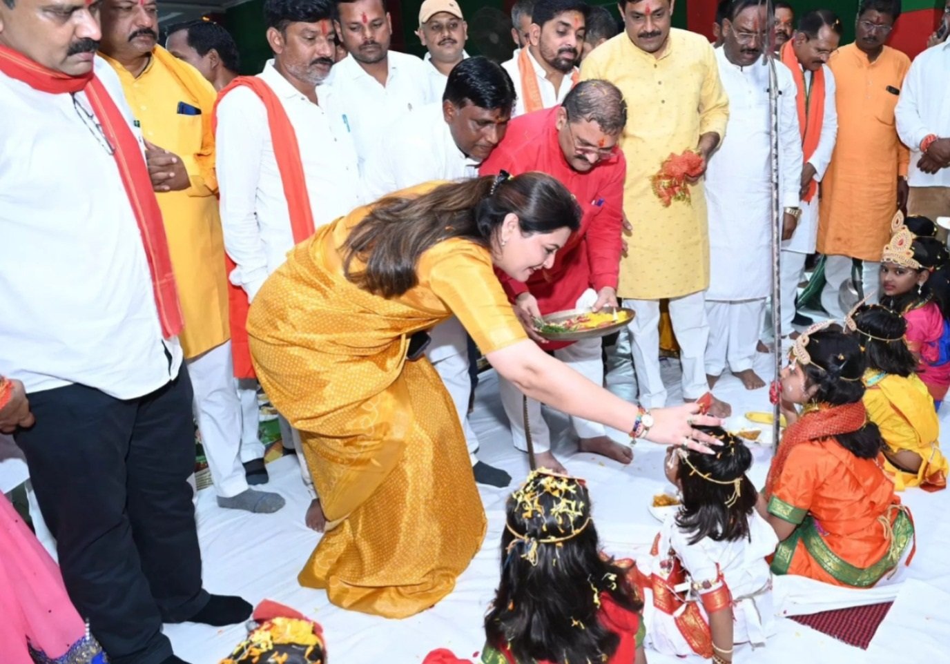  (रायपुर) कन्या पूजन सह भोज में शामिल हुए गृहमंत्री शर्मा