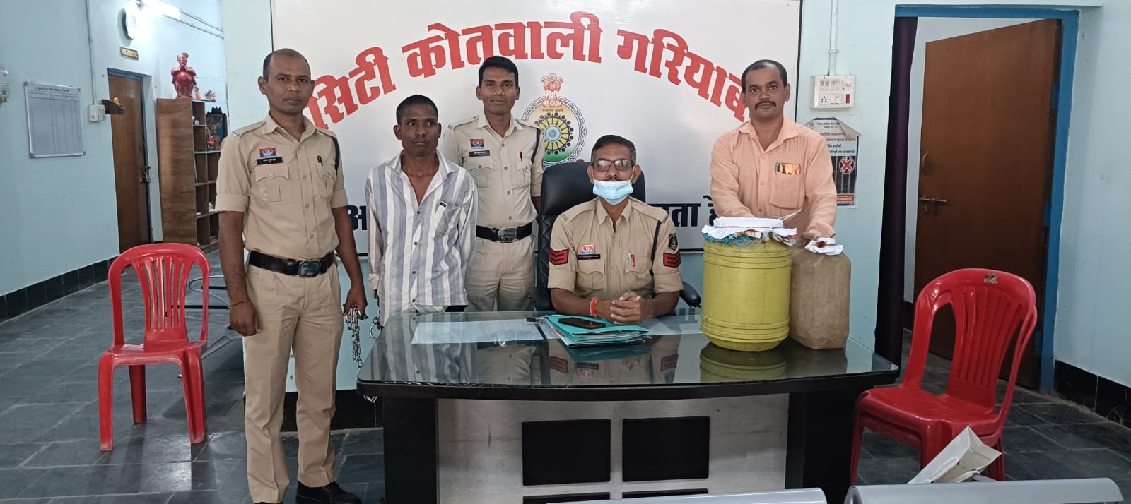 (गरियाबंद) गरियाबंद पुलिस द्वारा 30 लीटर कच्ची महुआ शराब के साथ आरोपी  को किया गया गिरफ्तार