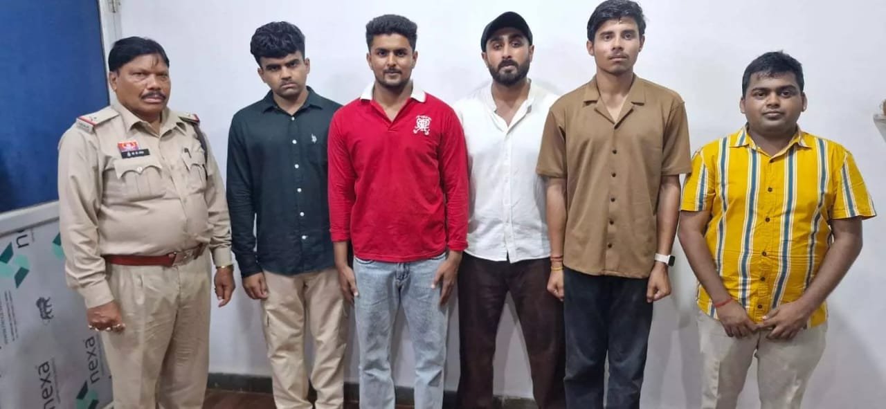 (रायपुर) बीच सड़क पर केक काटकर किया बर्थडे सेलिब्रेशन, पांच युवक गिरफ्तार