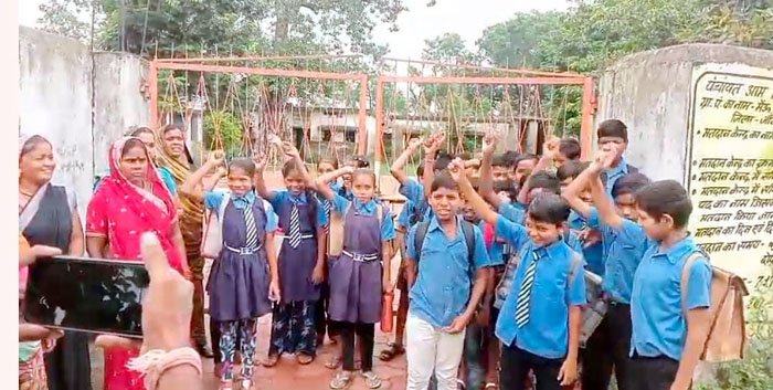 (जांजगीर-चांपा) 9 साल से गैरहाजिर शिक्षिका के खिलाफ पालकों का विरोध, स्कूल में जड़ा ताला