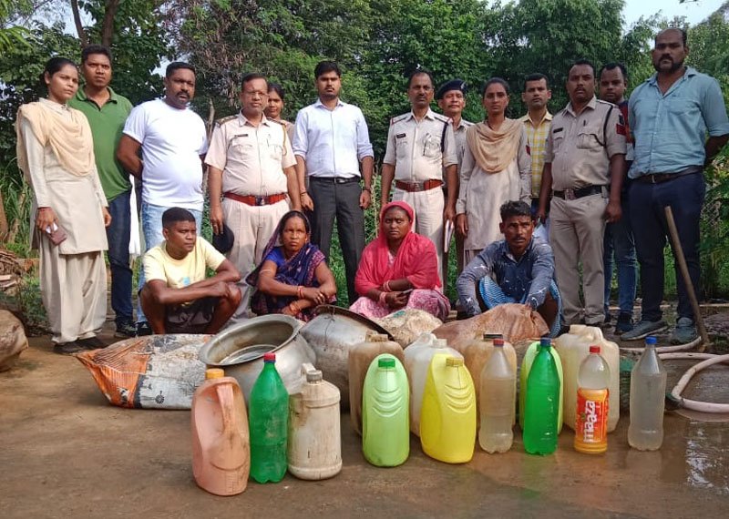 (कोरबा-रायपुर) पुलिस ने अवैध कच्ची महुआ शराब बिक्री करने वाले सिंडिकेट को पकड़ा