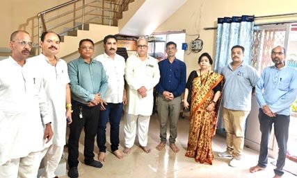  (रायपुर) अखिल भारतीय ग्राहक पंचायत के राष्ट्रीय संगठन मंत्री दिनकर सबनीस से सौजन्य मुलाकात