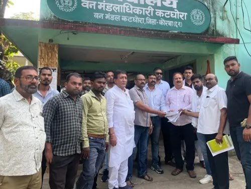(कोरबा) सांसद के नेम प्लेट को कूड़ेदान में फेकने का मामला: रेंजर को नोटिस जारी, कांग्रेसियों ने किया प्रदर्शन