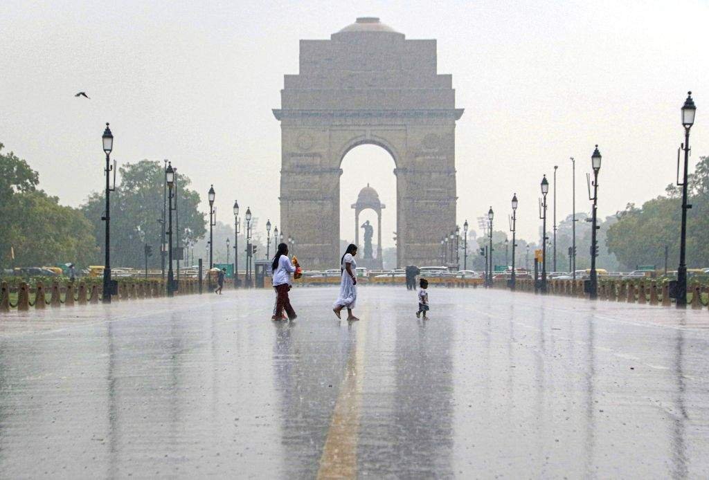 दिल्ली-एनसीआर में झमाझम बारिश, चिलचिलाती गर्मी से मिली राहत