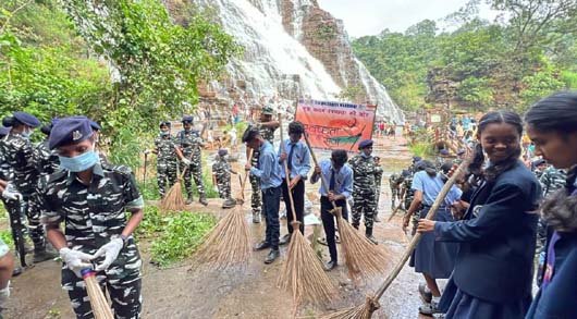 (रायपुर) मनमोहक छटा से भरपूर तीरथगढ़ जलप्रपात में स्वच्छता पखवाड़ा का आयोजन