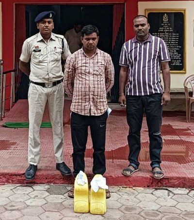 (मुंगेली) पुलिस अधीक्षक के निर्देश पर आपरेशन बाज चलाकर महुआ बिक्री का आरोपी पुलिस हिरासत में 
