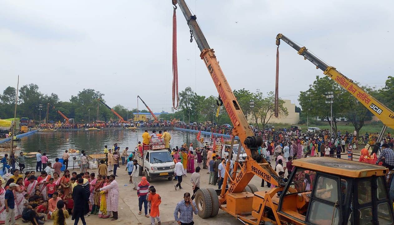 (रायपुर) नवमी के तीसरे दिन भी माता की मूर्तियों का श्रद्धापूर्वक विसर्जन जारी