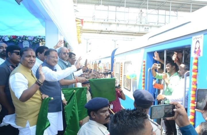 (रायपुर ) मुख्यमंत्री साय ने राजिम- रायपुर- राजिम मेमू नई ट्रेन सेवा एवं रायपुर - अभनपुर 2 मेमू रेल सेवा का राजिम तक विस्तार का किया शुभारंभ
