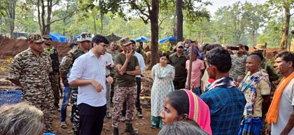 (जगदलपुर) कलेक्टर, सीईओ ने पैदल नापी 5 किलोमीटर की दूरी, नदी पार कर पहली बार पहुंचे अबूझमाड़ क्षेत्र में