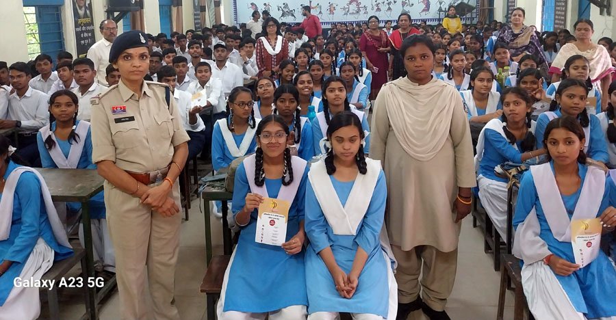 (दुर्ग) नशे के खिलाफ चलाए जा रहे अभियान ऑपरेशन विश्वास के तहत् दुर्ग पुलिस पहुंची मरोदा स्कूल