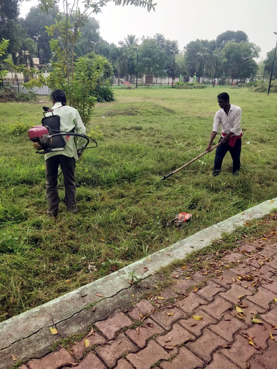 (भिलाईनगर) उद्यानों को हरा-भरा रखने के लिए पानी कि सिंचाई कटाई छटाई किया जा रहा है