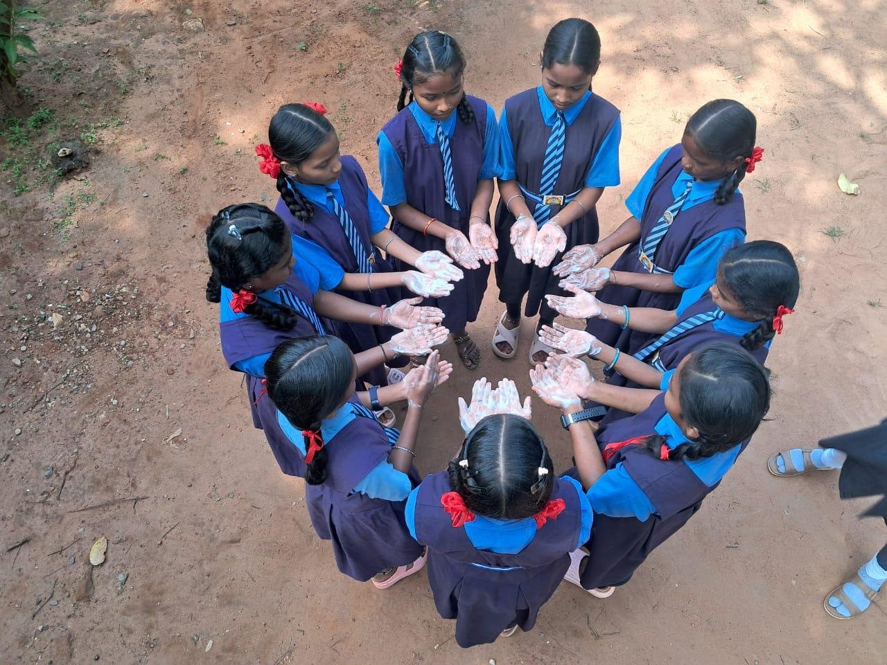 (जगदलपुर) विधार्थियों को हाथ धोने का  बताया महत्व विश्व हाथ धुलाई दिवस पर