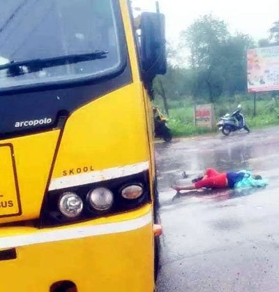 (राजनांदगांव) आरके नगर चौराहे पर स्कूली बस की टक्कर से 28 वर्षीय युवती की मौत