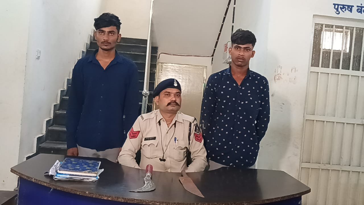 (बिलासपुर) पुलिस की ताबड़तोड़ कार्रवाई: दो बदमाशों से धारदार हथियार जब्त