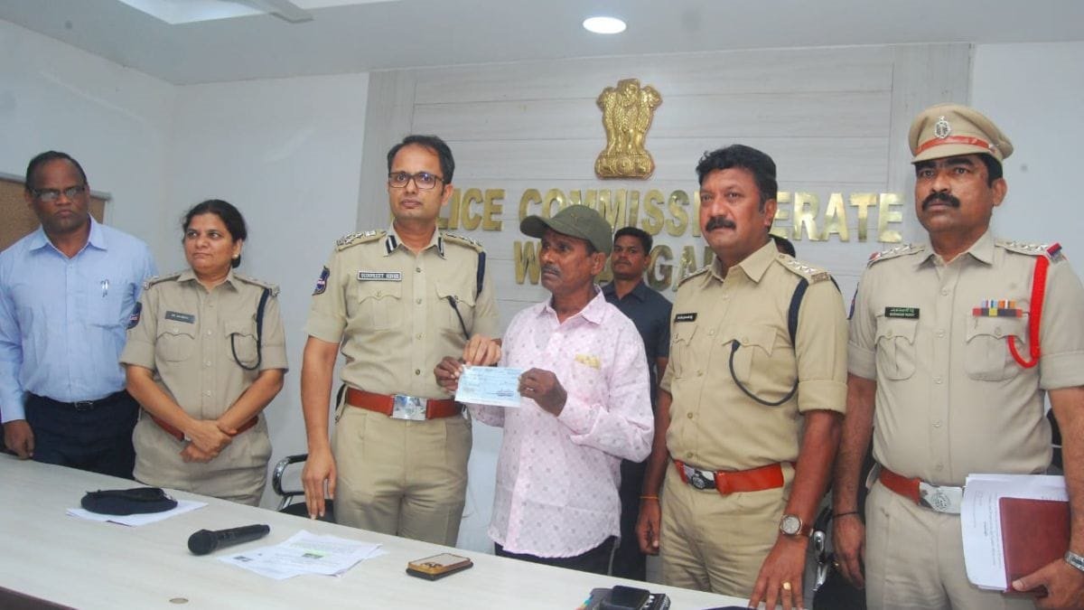 (जगदलपुर)  बस्तर में माओवादियों को एक और झटका, 8 लाख के इनामी नक्सली ने किया आत्मसमर्पण