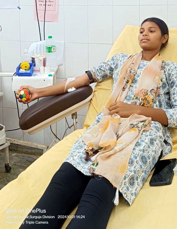 (जशपुर) ब्लड सेंटर में स्वैच्छिक रक्तदान शिविर का आयोजन किया