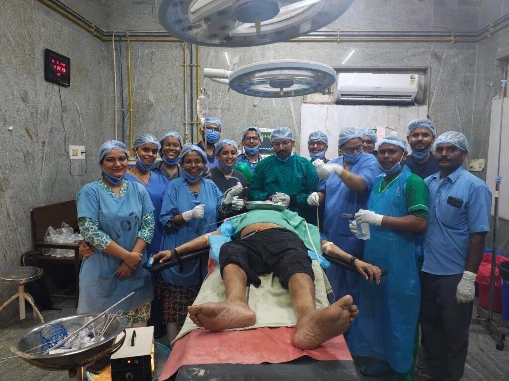 (रायपुर/बिलासपुर) सिम्स अस्पताल की टीम ने दिखाई जान बचाने वाली सूझबूझ, बुजुर्ग के गले से निकाले 6 सेविंग ब्लेड