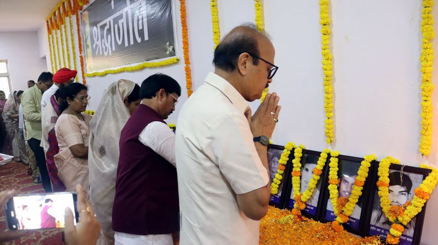 (राजनांदगाव) नक्सलियों से लोहा लेने वाले 29 शहीद पुलिस जवानों को दी गई श्रद्धांजलि