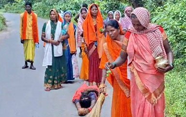 (कोरबा) मनोकामना हुई पूर्ण, भुइयां नापते माँ के दरबार पहुँचे श्रद्धालु