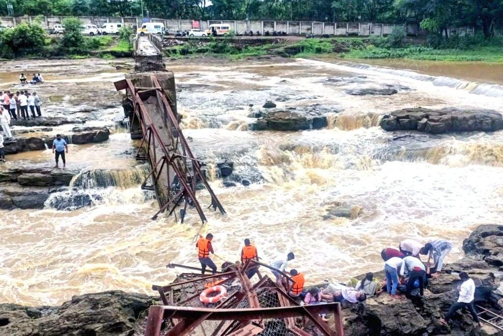 पुणे में इंद्रायणी नदी पर बना पुल गिरा, 2 लोगों की मौत, 32 घायल
