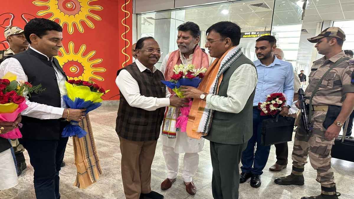 (रायपुर) केंद्रीय मंत्री मनसुख मांडविया पहुंचे रायपुर