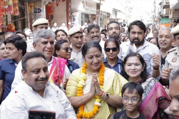 जीएसटी सुधार :  मुख्यमंत्री रेखा गुप्ता का बाजार में फूलों से हुआ स्वागत