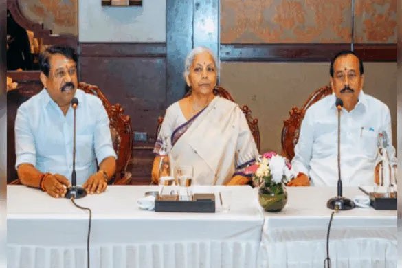 जीएसटी सुधार में छोटे व्यवसायों को फायदा देने की तैयारी में सरकार, वित्त मंत्री सीतारमण ने दिए संकेत