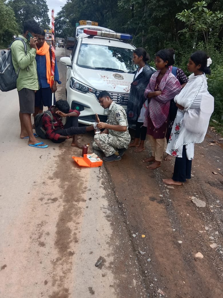 (जगदलपुर)श्रद्धालुओं की मरहम पट्टी कर रही पुलिस