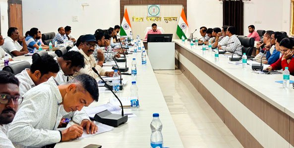 (सुकमा) जिला सीईओ मुकुन्द ठाकुर की समीक्षा बैठक सम्पन्न