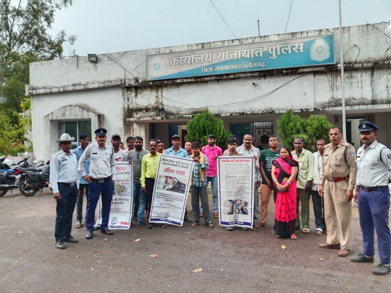  (राजनांदगांव।) रजत जयंती महोत्सव के दौरान यातायात पुलिस द्वारा यातायात जागरूकता अभियान चलाया गया