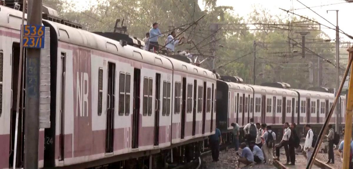 दिल्ली के हजरत निजामुद्दीन से गाजियाबाद जा रही ट्रेन पटरी से उतरी