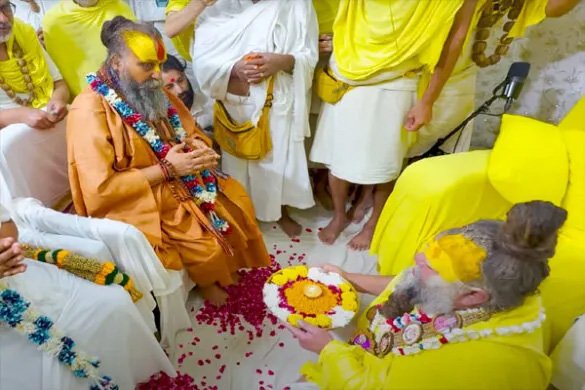 दो संतों का अद्भुत मिलन: प्रेमानंद महाराज ने धोए राजेंद्र दास के चरण, खुद जमीन पर बैठ सुनाए पद