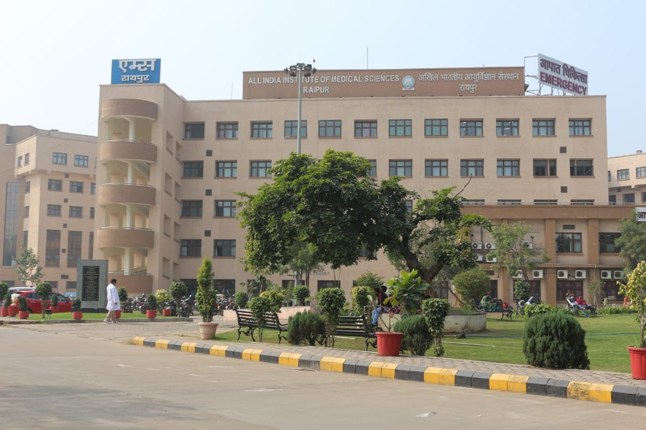 (रायपुर) एम्स रायपुर में 11 साल बाद पार्किंग शुल्क लागू, मरीजों और परिजनों में भारी नाराजग़ी