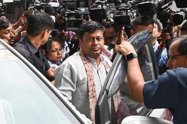 कोलकाता में गैंगरेप के बाद ममता सरकार के खिलाफ सड़क पर उतरी क्चछ्वक्क, केंद्रीय मंत्री सुकांत मजूमदार हिरासत में