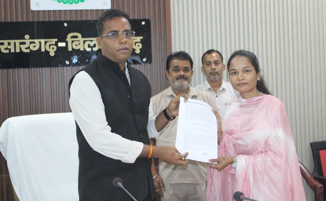 (सारंगढ़ बिलाईगढ़) 19 वर्ष से लंबित प्रकरण का हुआ निराकरण : कलेक्टर डॉ कन्नौजे ने स्नेहलता चौहान को दी अनुकम्पा नियुक्ति पत्र