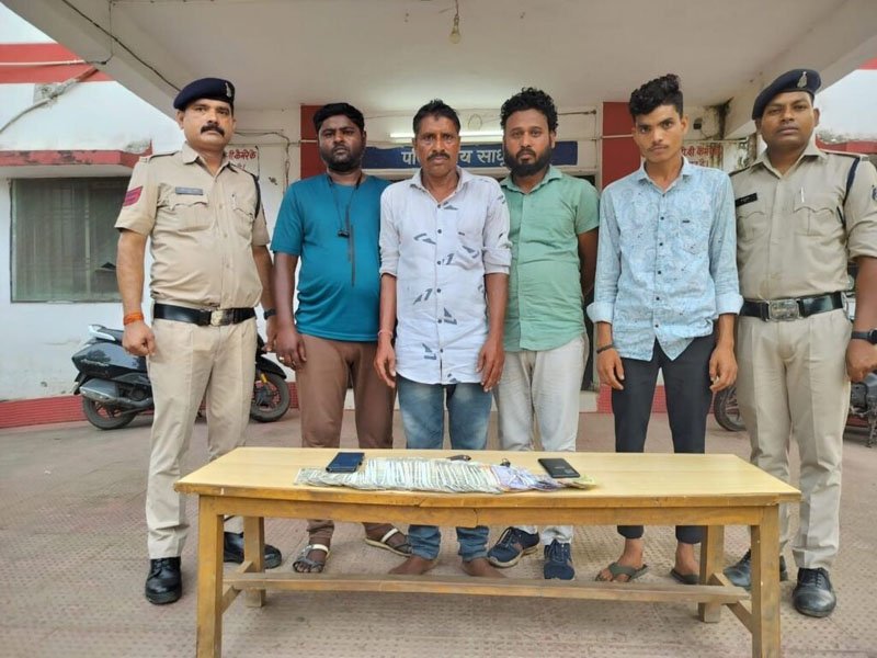 (जांजगीर-चांपा) जंगल में जुआ खेल रहे 4 जुआरी गिरफ्तार