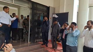 (कवर्धा) कलेक्टर गोपाल वर्मा ने जिला पंचायत, जिला अस्पताल और स्कूल में अचानक मारी दबिश, देरी से पहुंचने वाले कर्मचारियों को लगाई कड़ी फटकार