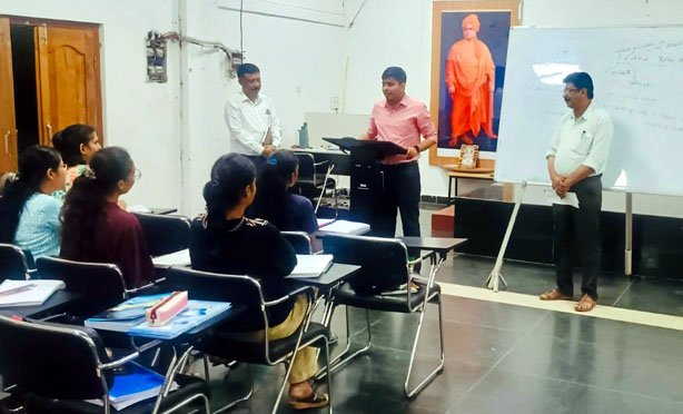 (सुकमा) जिला सीईओ मुकुन्द ठाकुर ने छात्रों को दिया मार्गदर्शन