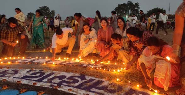 (सारंगढ़-बिलाईगढ़) महिला मतदाताओं ने दीप जलाकर शत प्रतिशत मतदान का दिया संदेश