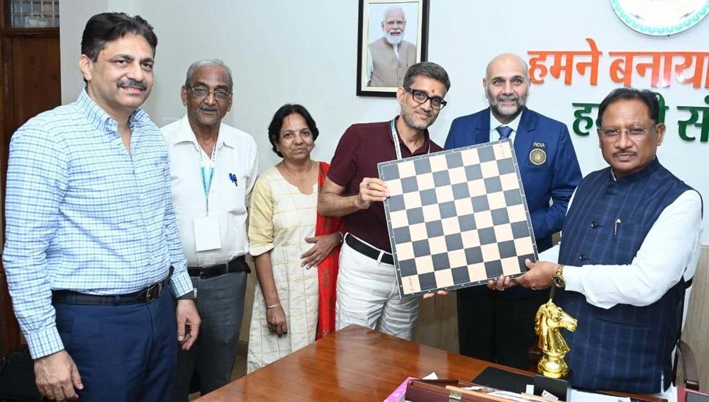 (रायपुर)मुख्यमंत्री श्री साय से ग्रैंडमास्टर प्रवीण महादेव थिप्से ने की सौजन्य भेंट