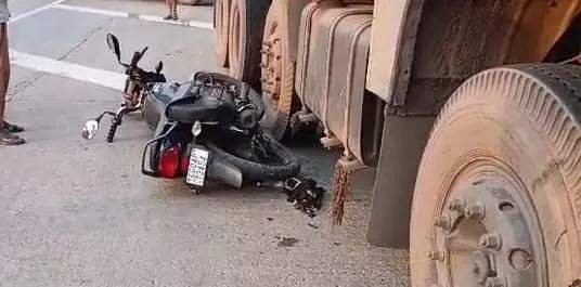 (रायपुर) ट्रक के टक्कर से बाइक सवार महिला की मौत