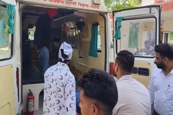 जालंधर में दो मोटरसाइकिलों की आमने-सामने भीषण टक्कर, पति-पत्नी समेत तीन गंभीर रुप से घायल
